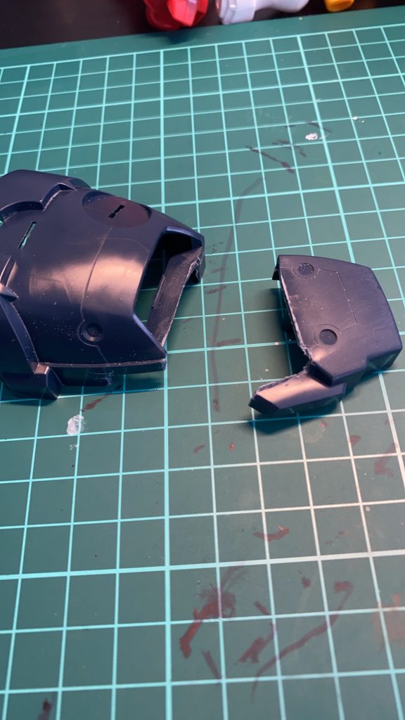 参考作品に習ってとりあえず切断したけどこの後「あ、自分には無理だわ」となって接着してますw初めてパーツ切断したのでテンション上がって写真撮ってますね。