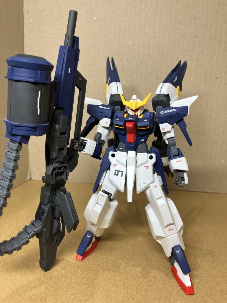 Iフィールドランチャーは、ゼータのランチャーをベースにコトブキヤの部品等で作りました。なのでゼータっぽく持たせてみました。