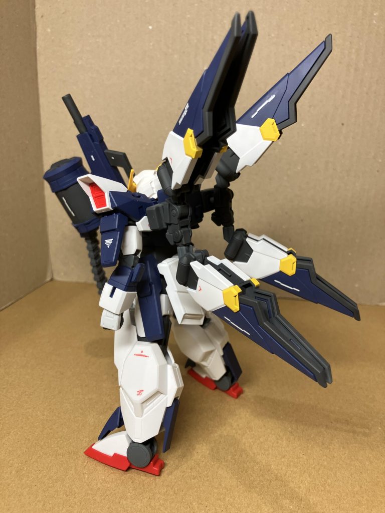 後側アッシマーの足の部品を接続軸に、バインダーを繋いでいます。ボールジョイント部分もあるため、それなりに動きます。