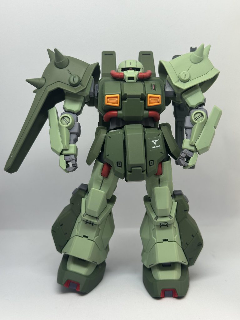 素組に部分塗装、スミ入れ、艶消しです。動力パイプはオレンジでしたが、赤にしました。あとは、バーニアとライフルを塗装しました。 