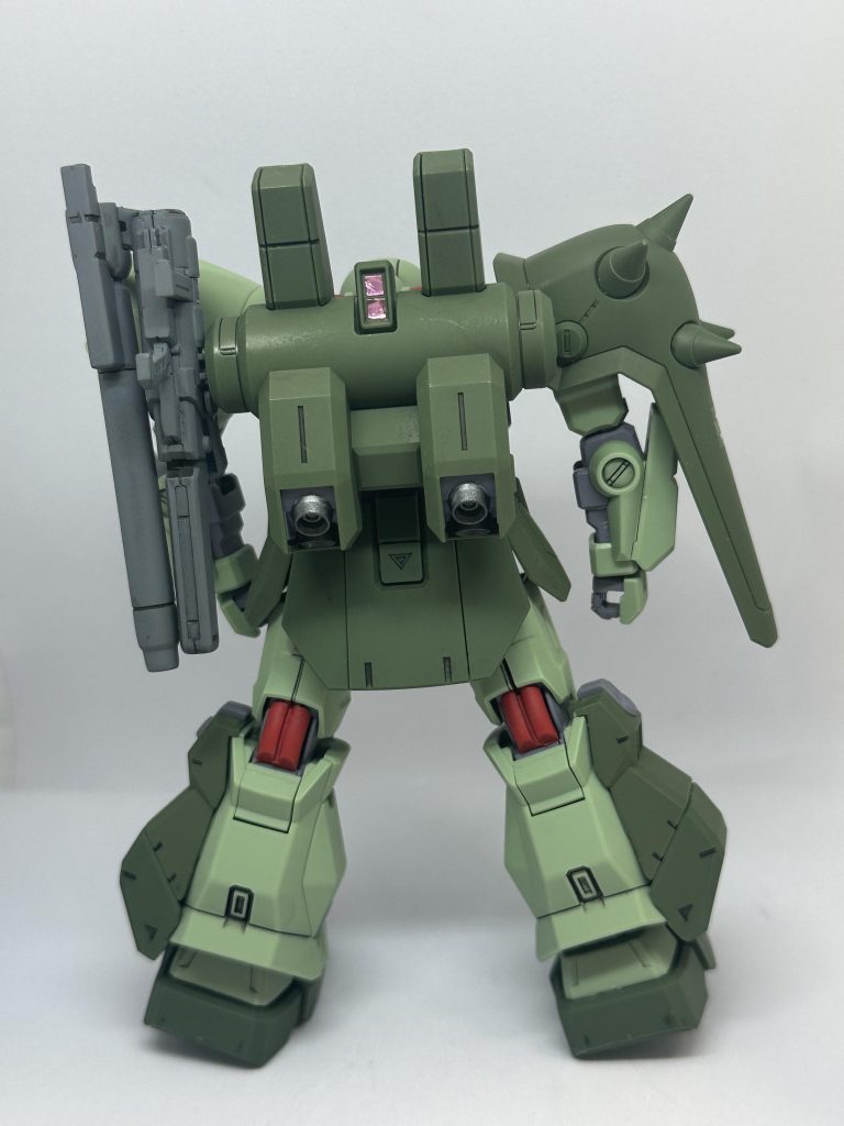 ロングライフルは半分に折り畳めてバックパックに装着できます。