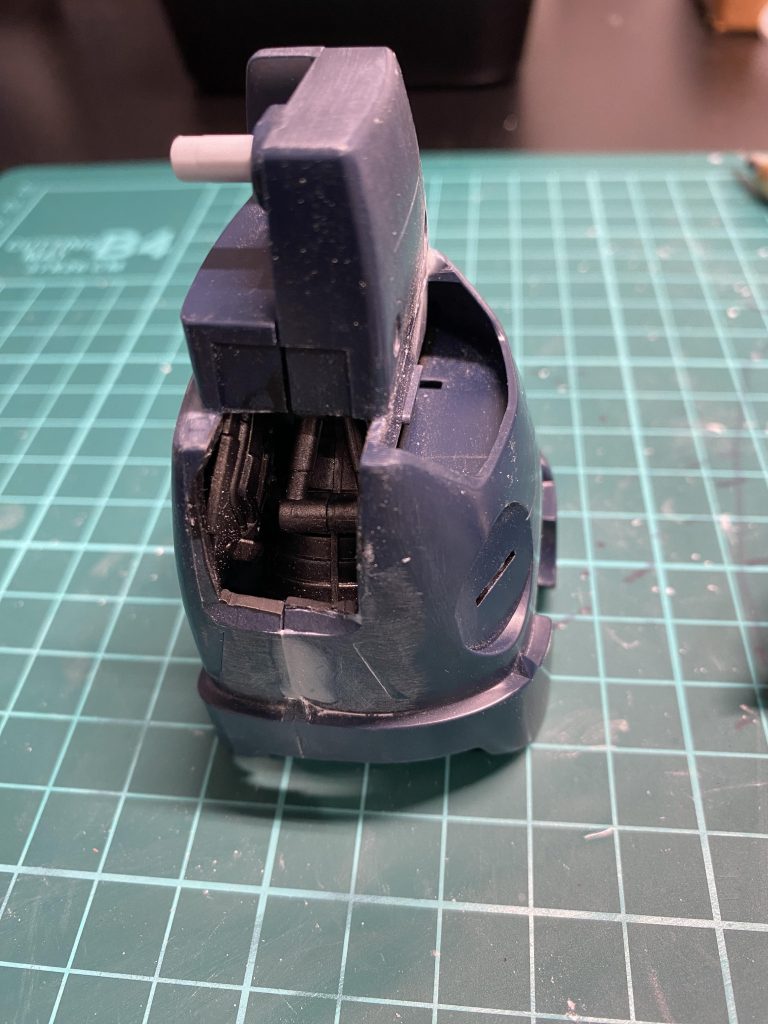 膝裏が埋められ無かったので適当に内部フレーム見える感じに誤魔化す。