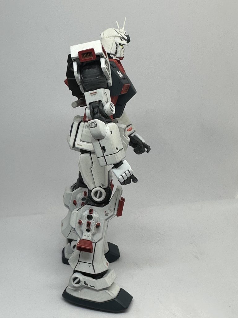 サイド。肘のアーマーはザクの膝パーツです。腕部内側の膨らみもパテ盛りで再現。各関節はサンボルガンダム。