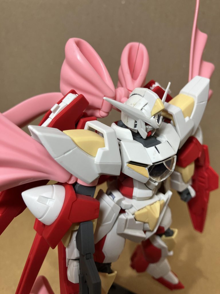 後頭部に穴をあけて、リボンを付けています。