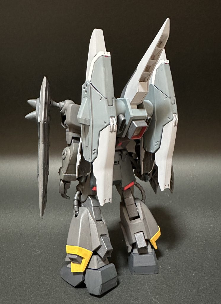 全体にもっと暗い色の機体かなと思っていたのですが、塗ってみるとこれくらいの方がイメージに近い感じでした。