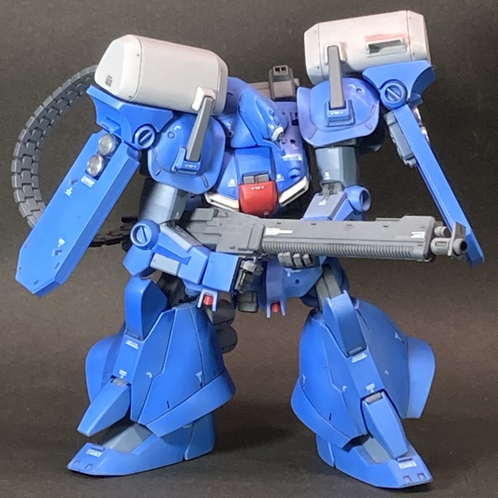 　それ以前の私のキット改造といえば、パーツの差し替えや、機体色の変更などでした。なのに、いきなり無計画にノコやニッパーを手に大規模な工作へと暴走した理由は｢銃の両手持ちができないじゃないか！」という一点でした。　当時の私は、「前傾姿勢で脇に抱えた大型銃を両手持ち！それがカッコいいゼクアイン！」という強い思いがあったのです。それでつい、後先考えずに・・・。では、当時の写真をご覧ください。　 