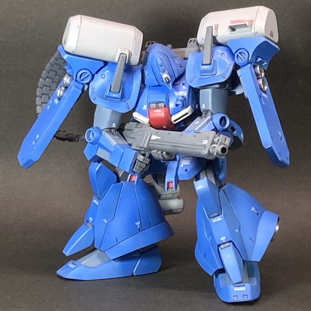 　というわけで、自身のガンプラ史に於いて、「思い切って進めばなんとかなる！（例外もあるけど）」という気持ちをもたせてくれた記念のゼクアインとなりました。当時、他の場で公開したことはあるものの、それを、今になってどうしてGUNSTAでお披露目しようと思ったかというと・・・数日前に、このGUNSTA上でmax.氏のゼクアインを拝見したことに始まります。　max.氏のゼクアインは、なんと、「銃を両手で持つ」ための改造方法を提供してくれていたのです。YouTubeでは、自作の肩関節の図面まで！さらには、各部のディテールアップやカッコいい塗り分けまで！私は、タイムスリップができたなら、ゼクアインを作り始める直前の自分に、max.氏のページやYouTubeを見せてやりたかった・・・と感じました。 