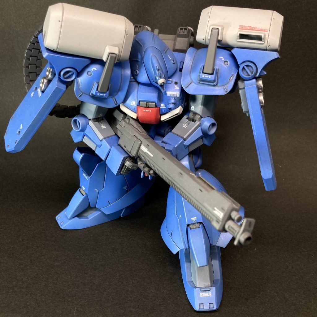 　怒濤の行き当たりばったりを越えて、ゼクアイン、完成です！ ウソみたいですが、ちゃんと「前傾姿勢で脇に抱えた大型銃を両手持ち！」ができるようになりました。胸に重なってくる肩アーマーも、自分では気に入っています。