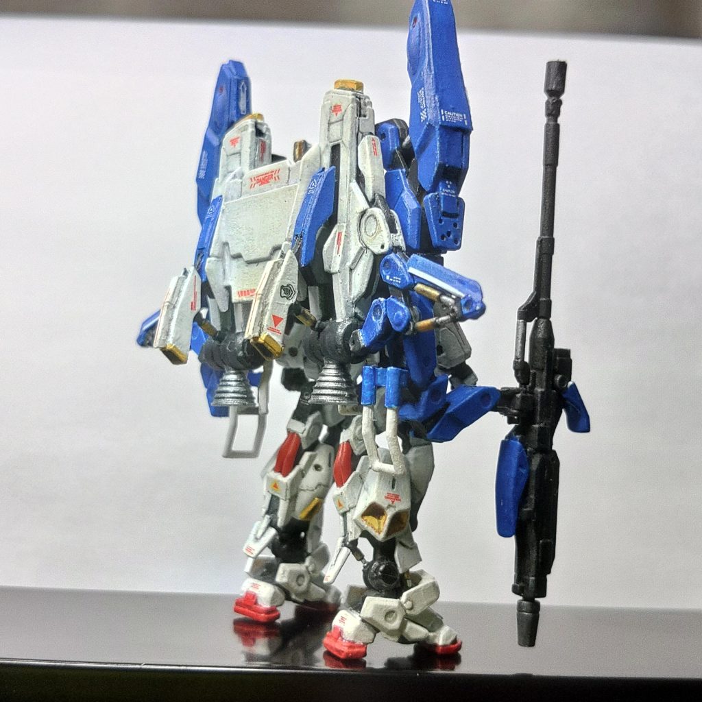 膝裏にパイピング脹ら脛やアンクルガードは塗装後に挟み込む組み立て方法を選んだので、合わせ目隠し加工(細切りプラシートを予め、片面のパーツに接着して塗装。パーツを合わせたときに合わせ目を覆って隠してます。)