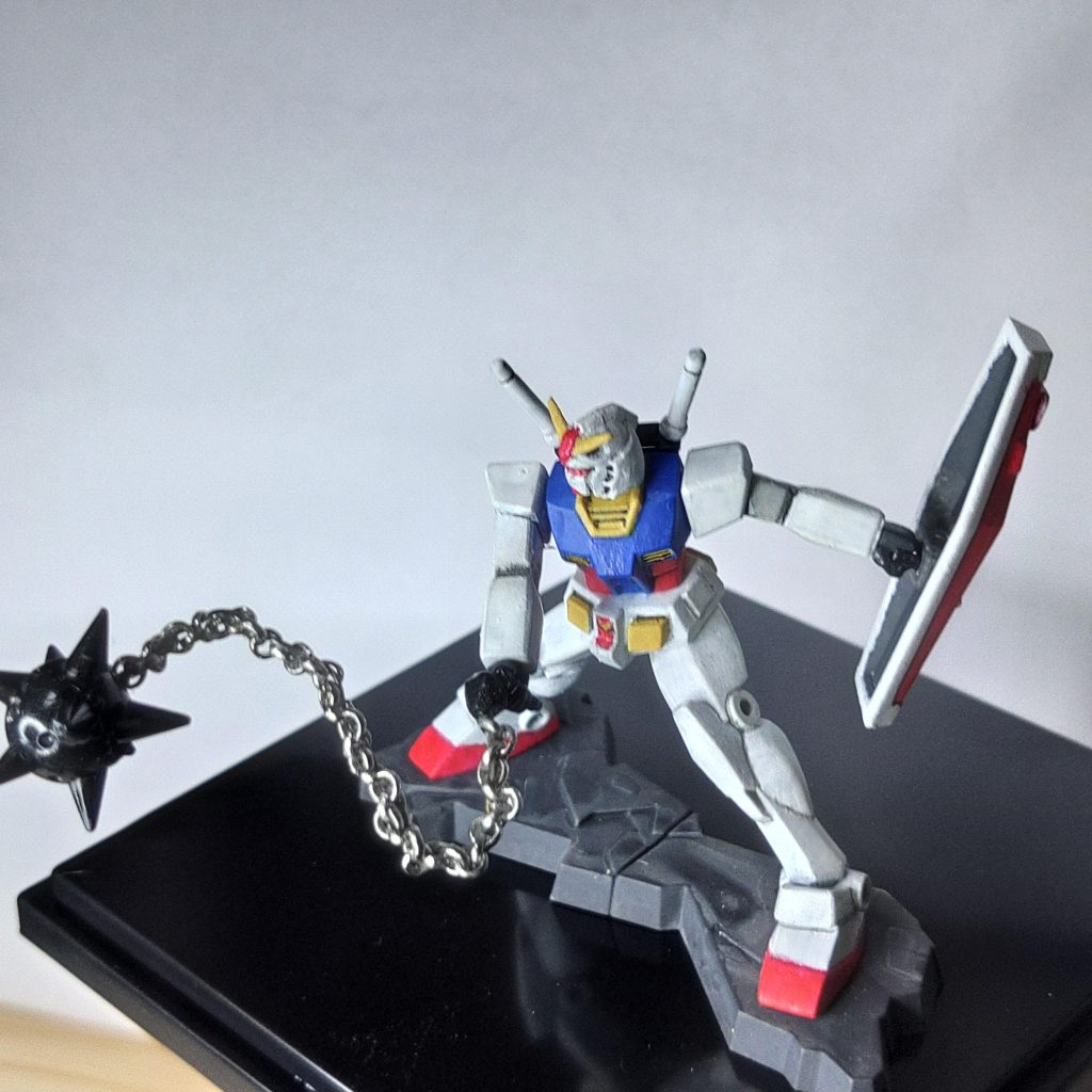 最初はパーティグライン消しと塗装だけにしようと考えてましたが、気になった箇所があったので、手を加えました。ハンマーの鎖が太すぎて違和感があったので、チェーンに変更頭のアンテナを薄くなるようにカット。肩の装甲と上腕が一体化されてたので、肩部分を削り込み。