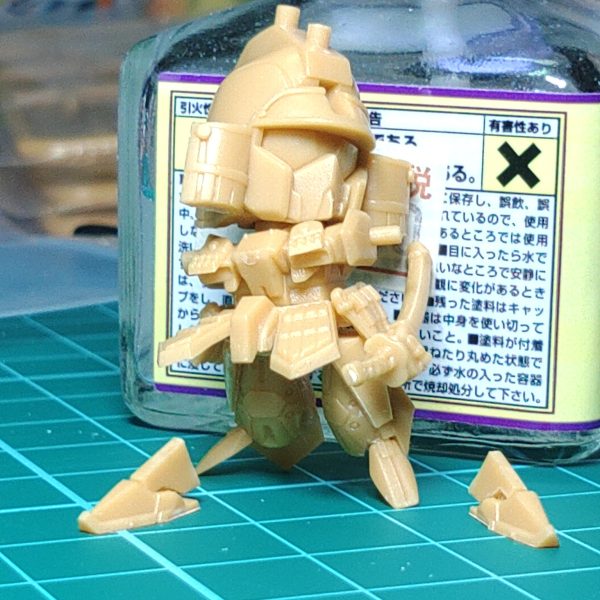 ご無沙汰しておりました。 日々に忙殺されている間にスペリオルディファインなる面白そうなキットが発売されているではありませんか！10個買いました(笑)箱買いではなく、欲しいのが出るまでバラ買いしたら10個買ってました(笑) ・・・さて本題。このケンタウロスモード(？)がイマイチ刺さらない私。・・・分離してやりました。 ①精太頑駄無に足をつける。アーティファクト百式、キュベレイのパーツ使いました。②馬(疾風丸？)に首をつける。これもアーティファクトのジャンクパーツを使いました。 しかしこの精太頑駄無の大鎧が格好いい！時代劇好きの私はこれを那須与一頑駄無と勝手に名付け、海面ジオラマで仕上げようと言う訳であります！ さて、どうなることやら・・・（2枚目）