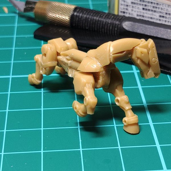 ご無沙汰しておりました。 日々に忙殺されている間にスペリオルディファインなる面白そうなキットが発売されているではありませんか！10個買いました(笑)箱買いではなく、欲しいのが出るまでバラ買いしたら10個買ってました(笑) ・・・さて本題。このケンタウロスモード(？)がイマイチ刺さらない私。・・・分離してやりました。 ①精太頑駄無に足をつける。アーティファクト百式、キュベレイのパーツ使いました。②馬(疾風丸？)に首をつける。これもアーティファクトのジャンクパーツを使いました。 しかしこの精太頑駄無の大鎧が格好いい！時代劇好きの私はこれを那須与一頑駄無と勝手に名付け、海面ジオラマで仕上げようと言う訳であります！ さて、どうなることやら・・・（3枚目）
