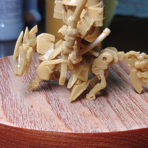 もともと大鎧の後ろの草摺(くさずり)、つまりリアアーマーがないので新造。…馬の足は水中に沈んでいることを再現するために切断。艦船模型で言うところのウォーターラインってとこですかね(笑)（2枚目）