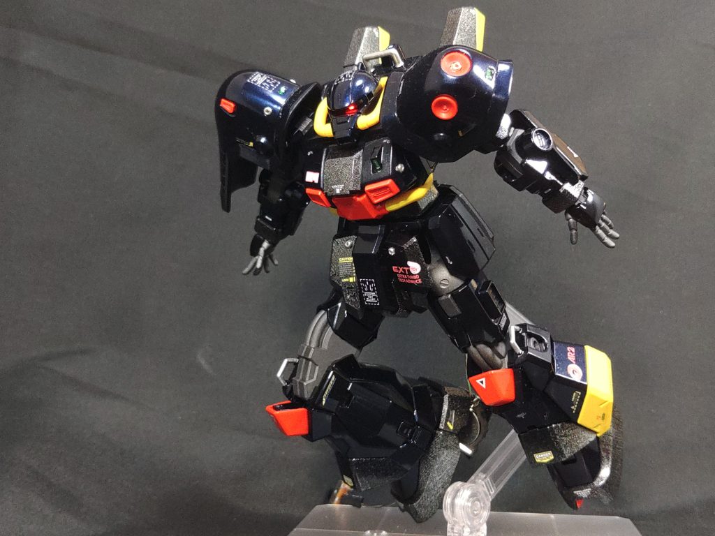 武装がないので基本的には飛翔ポーズや走行ポーズのみ