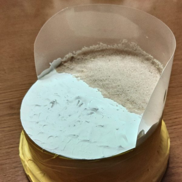ステージと言った方がいいでしょうか？ 砂浜と波打ち際を作製中です。砂浜はクラフトサンドにリキテックスのマットメディウムを混ぜたものです。白い部分はリキテックスのジェッソ。乾燥後着色して、上からジェルメディウムを置いて、波を作ります。 砂浜が分厚いので乾燥に時間がかかってます。（1枚目）