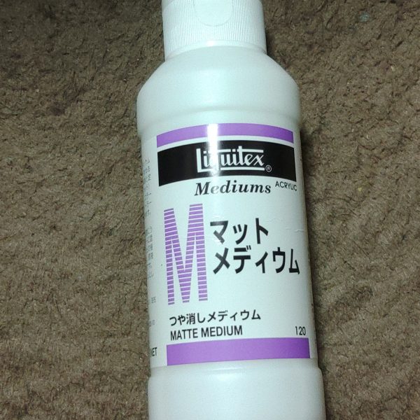 ステージと言った方がいいでしょうか？ 砂浜と波打ち際を作製中です。砂浜はクラフトサンドにリキテックスのマットメディウムを混ぜたものです。白い部分はリキテックスのジェッソ。乾燥後着色して、上からジェルメディウムを置いて、波を作ります。 砂浜が分厚いので乾燥に時間がかかってます。（3枚目）