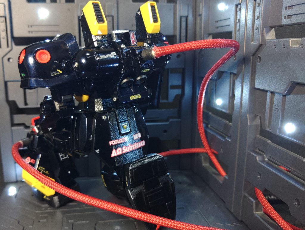 バックパック中央と両脚部スラスターユニットにピットイン時の燃料補給をイメージした状態です。補給ケーブルは余ったUSBケーブルを加工しました。