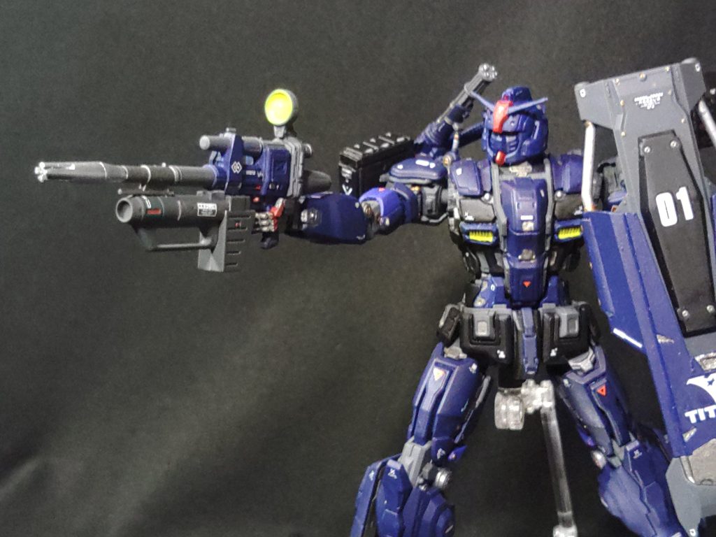 ビームライフル 本機の主兵装、改修によってフォアグリップを廃しグレネードランチャーを追加する事で経戦能力を上げている。