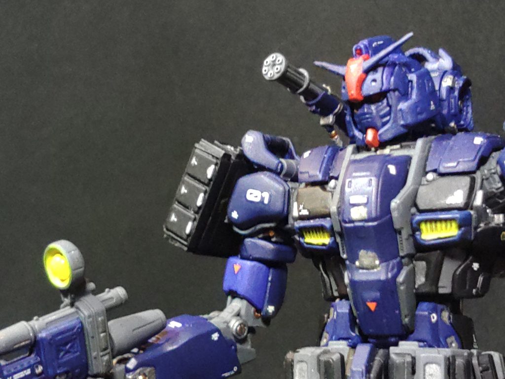 右肩部三連ミサイルポット・ショルダーガトリング ショルダーガトリングは既存兵装ですが、三連ミサイルポットは改修により追加された装備。