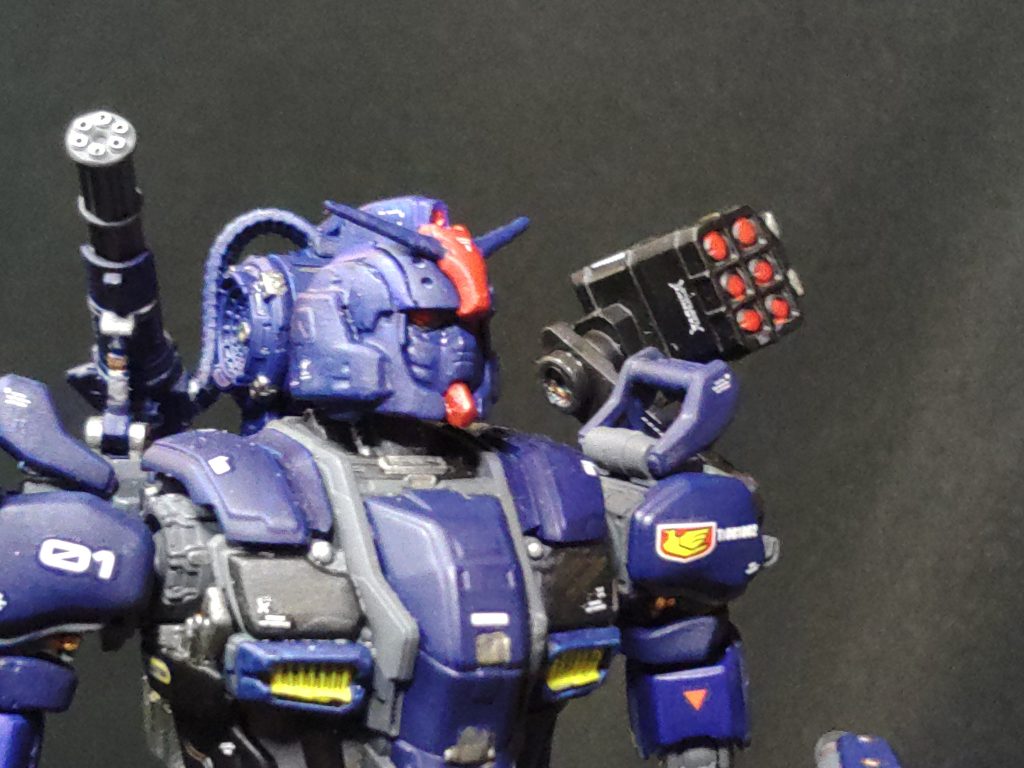 六連マルチランチャー左肩部に装備されたもので基本的にはスモークディスチャーとして機能しますが、榴弾、閃光弾等様々な弾頭に変更可能である。