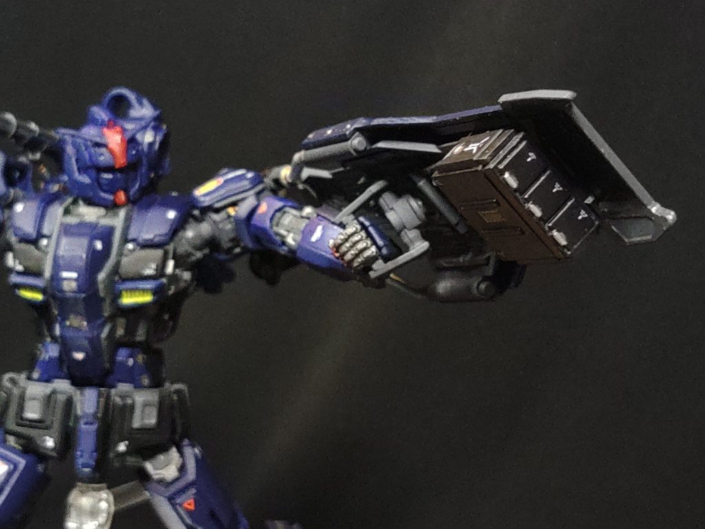 シールド内三連ミサイルポット右肩部に装備されているものと同じ物で、同じく経戦能力強化の為装備された。