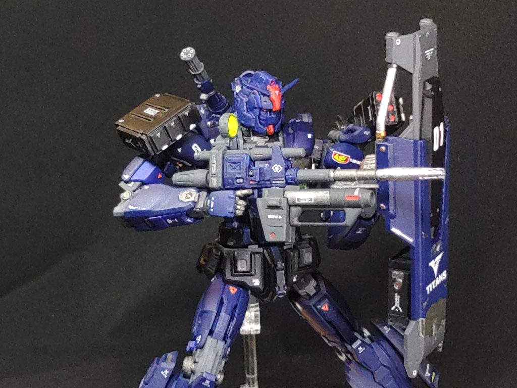 と言う訳でガンダムEXティターンズ仕様でした。いつもの手癖でティターンズカラーにしてみました。顔が悪役顔なので結構似合っている感じがします。