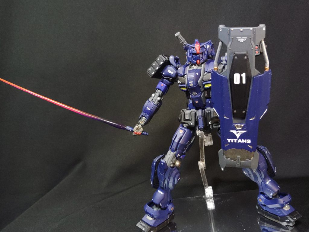 ビームサーベルバックパックに3本装備されている物で、改修によりエネルギー効率等バージョンアップされている。