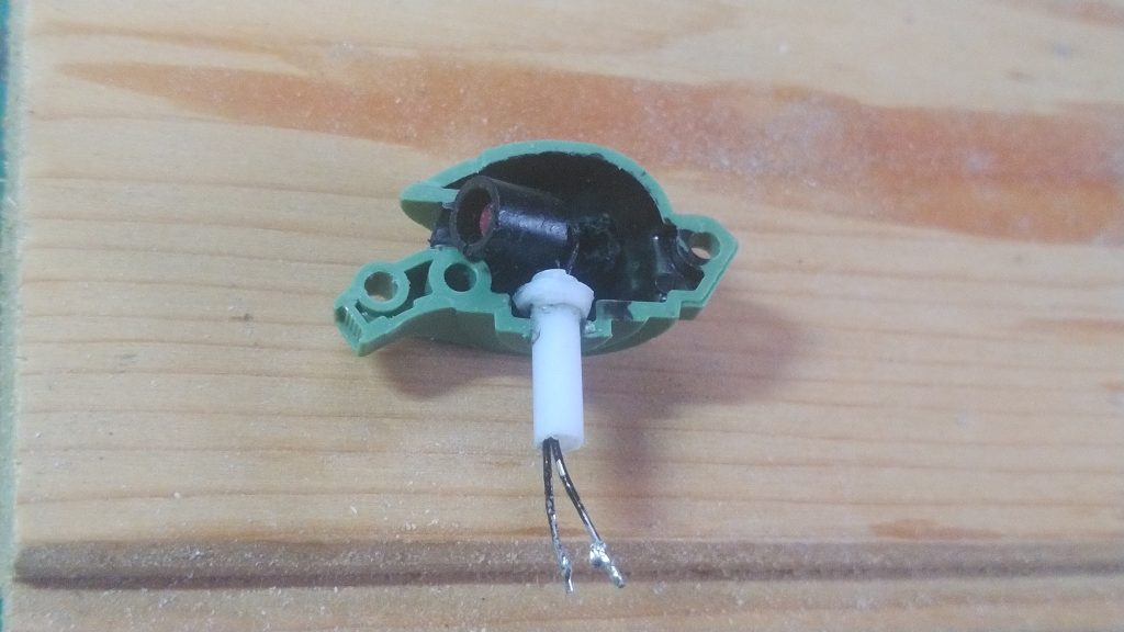 3㍉砲弾型ledを5㍉プラパイプに挿入。光漏れを防ぐためにプラパイプは黒く塗装。led端子を根元で90℃に折り曲げ、ショートしないように塗装。それを3㍉プラパイプに挿入。3㍉プラパイプ内はポリキャップ接続の強度確保の為に瞬間接着剤を充填。