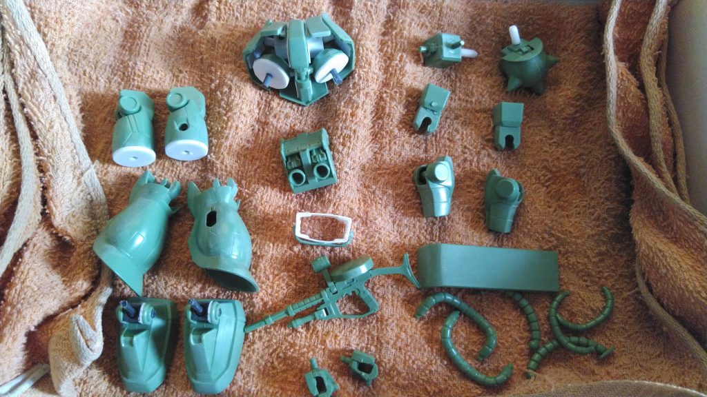 関節はほぼ全ていじりました。腰部を切断し、ボールジョイントで接続し、腰が可動出来るようにしました。スカートもバラして可動するようにしました。等です。