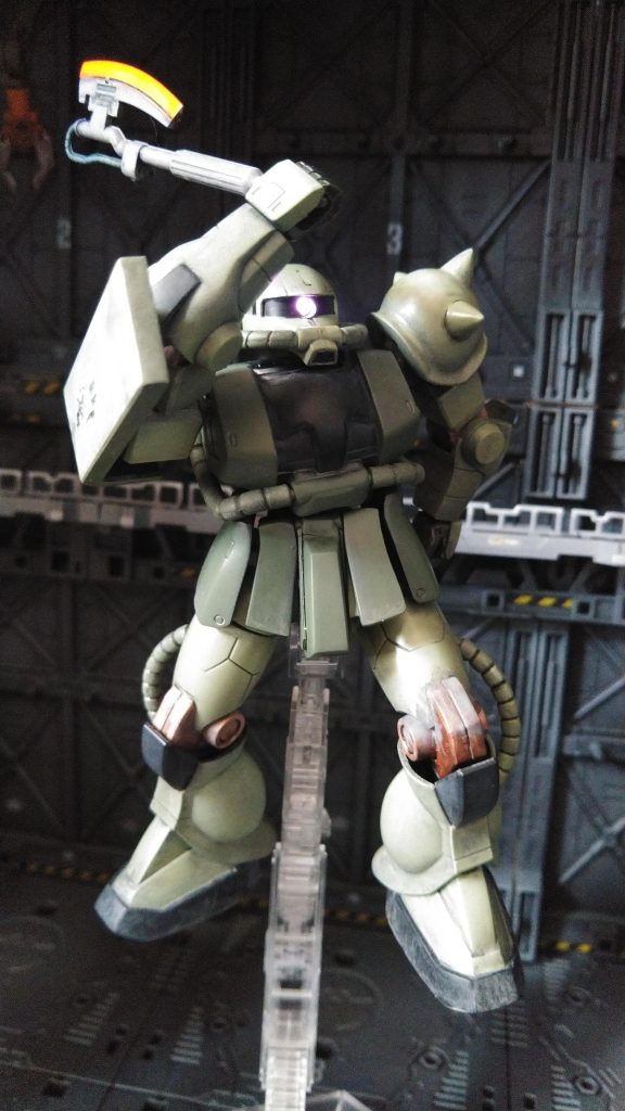 目をledで光らせています。関節はだいぶ可動域が広がっているのですが、ポージングセンスが全くダメですね(T-T)