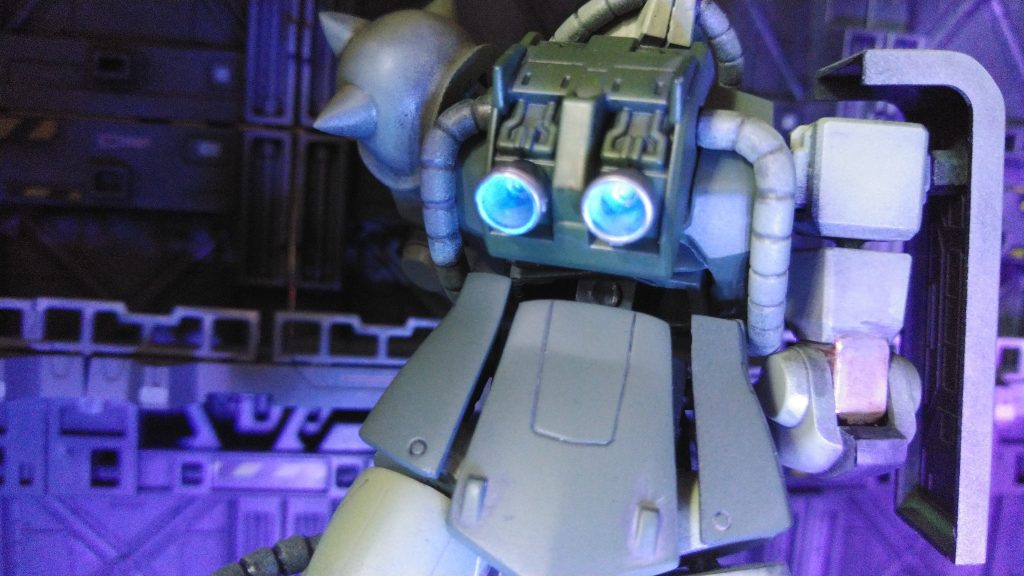 バーニヤはクリヤーの蛍光塗料で光ります。