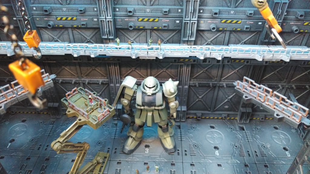 ザク格納中。みんなで鑑賞中。