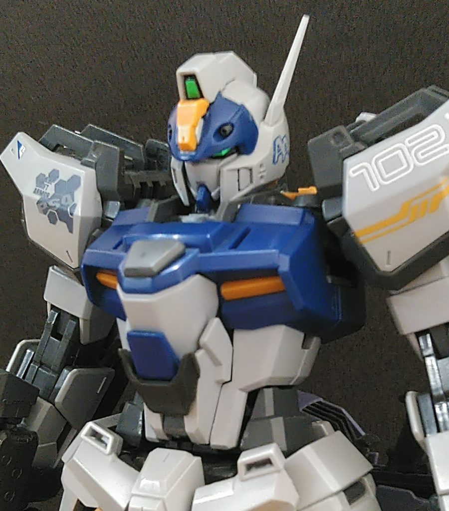 メインカメラとツインアイは付属のシール。