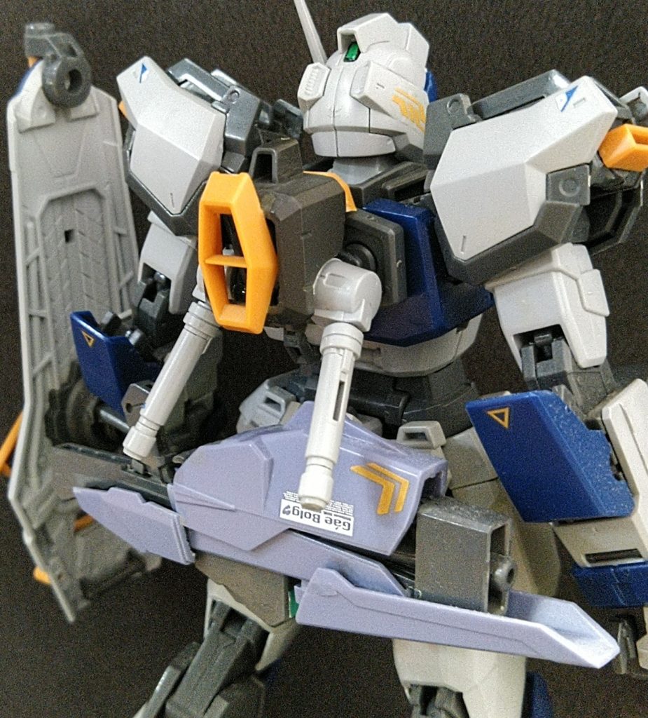 バックパックは小型化。ビームサーベルはあえて下向き。アサルトシュラウドは装甲パーツから謎の兵器(ライフル型)に。何が発射されるのか､発射された相手がどうなるのか不明｡