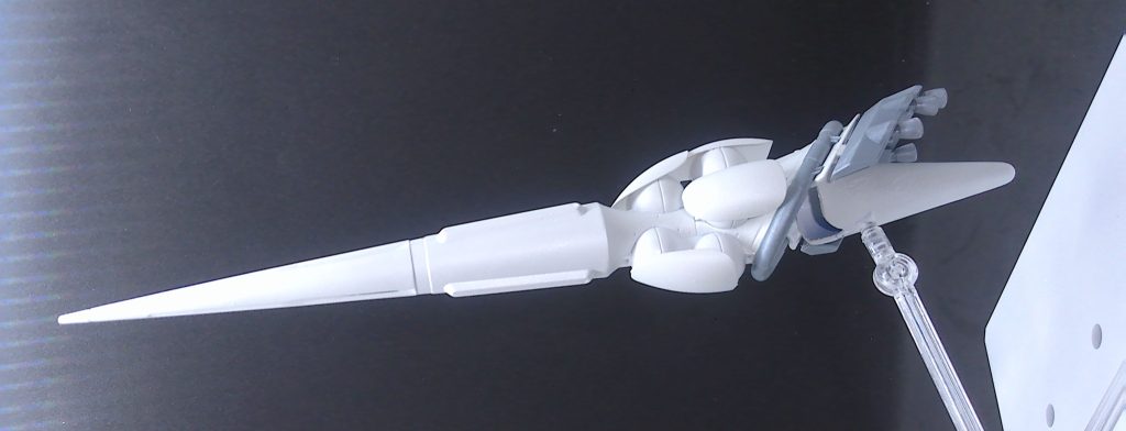 中央部の丸いタマタマ・・・何?後部のブースターのタンクか、レールガンのバッテリーか、ハイドボンブ的な切り離す機雷か?なんにせよ正面から丸見えにしてもいいものじゃない希ガス(zaku-kao2)なのでダイソー産のネイルチップでシールドしました。後方の延長部分はプラスチック製でクラッカー(ザクのじゃないよクリスマスとかでパーン!のやつだよ)ぐらいのものを探したけど見つからず・・・。