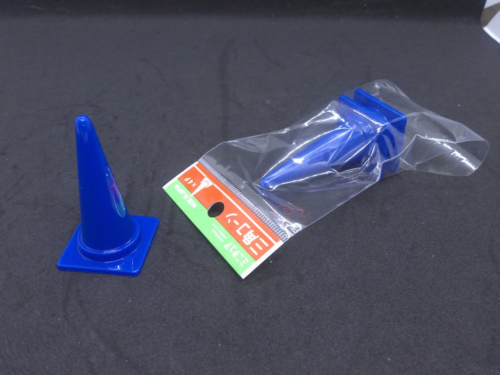 想定より小さかったけどセリア産の三角コーンで制作。想定より小さかったのでこのあとスティックのりっていう商品名のプロペラントタンク3基を取り付けるの断念。