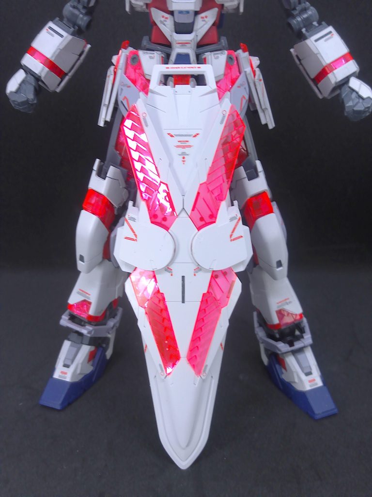 もう少し分かり易く。左右から同じ光量をあてて比較。右は反射して左は透過。そもそもサイコフレームが透明なのは解釈違い。だけど原作が内側から光ってるイメージなので気持ちは分かる。