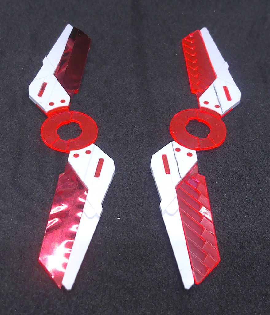 こんな感じで貼ってます。はみ出した部分を裏から見ても大丈夫なように赤いラピーテープを使っています。