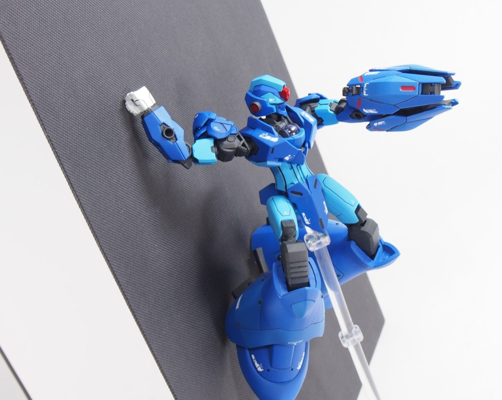 壁蹴りに張り付きながらの攻撃。