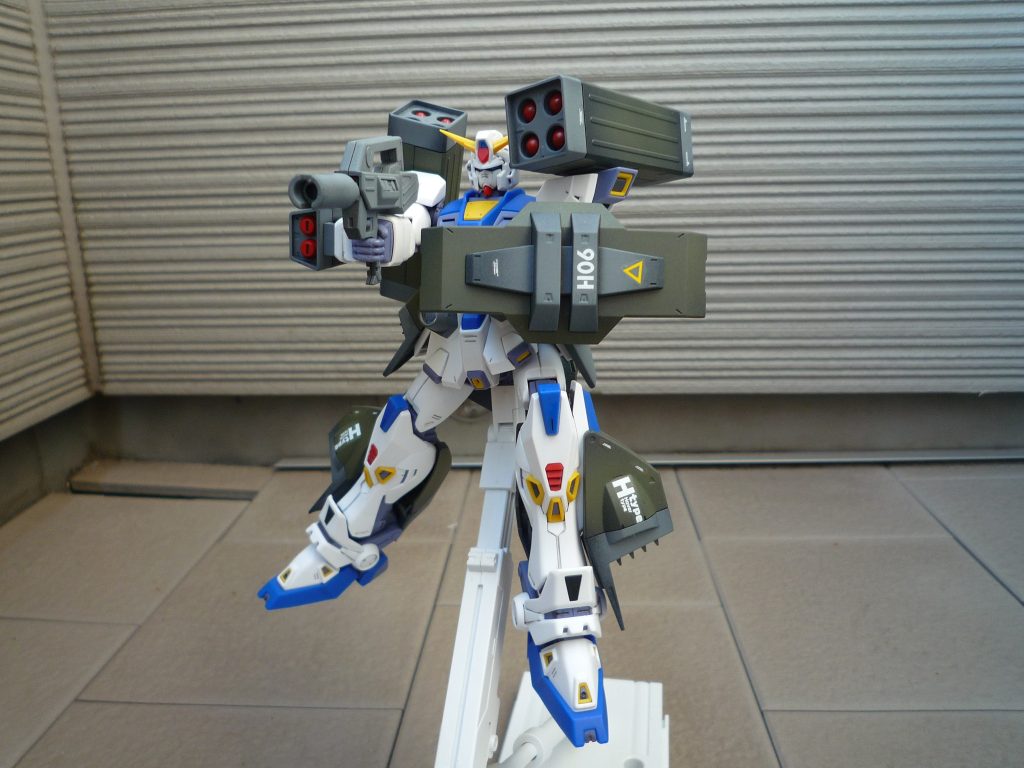 武装は上から肩部の４連ミサイル・ポッド右腕の２連グレネード・パックビームピストルシールド