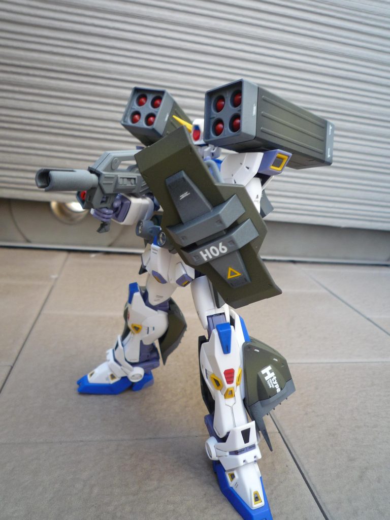 いちおうグラデーション塗装もしていて、真ん中からだんだん黒くしています。シールドのグレーは分かりやすいですが(良いかは別として)肩のミサイルポッドや脚のホバーはちょっと分かりづらくなってしまったのが悔やまれるところ最後までご覧いただきありがとうございました 