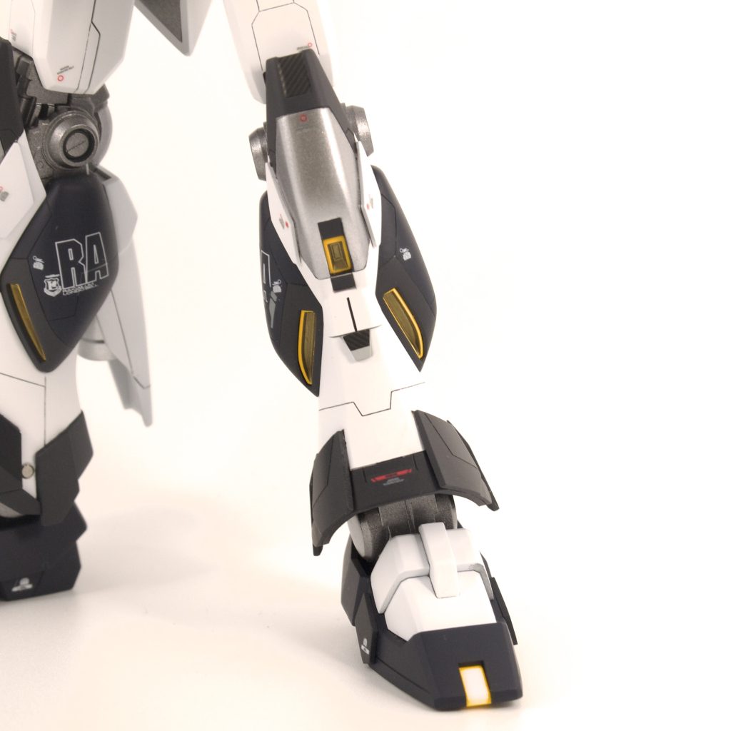 こだってみたポイントその3足もプラ板を貼り付けボリュームアップし、膝ガード？も塗分けや段落ちを作ってみました。見ずらいですがハセガワのカーボンフィニッシュシートを貼り、黒色の中にも僅かな違いを出していたりもします。 