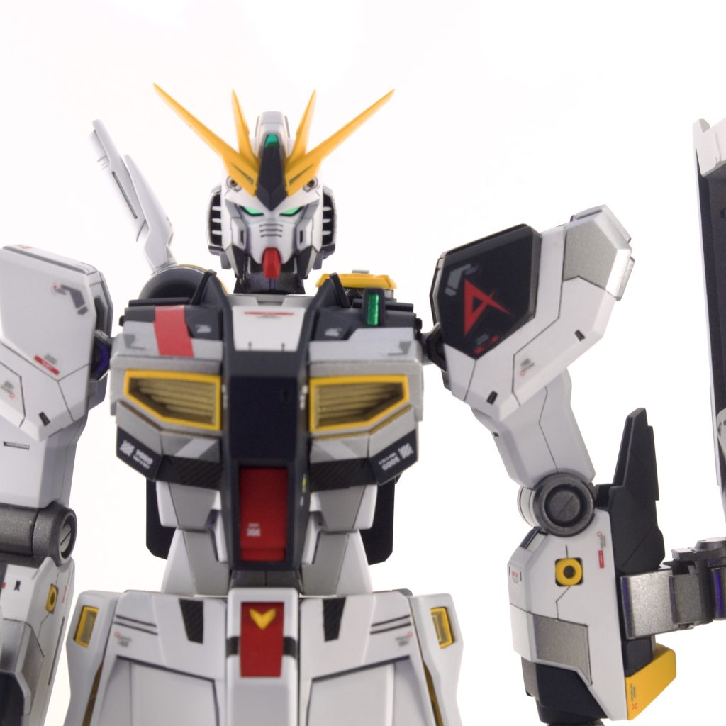 こだってみたポイントその1左肩アーマーのみ黒塗装してみました。両肩黒くするとなんかやぼったいというか変だったので片側のみ行いました。フィンファンネルもアシンメトリーだし良いのでは？っと自分に暗示をかけていく(zaku-kao5)