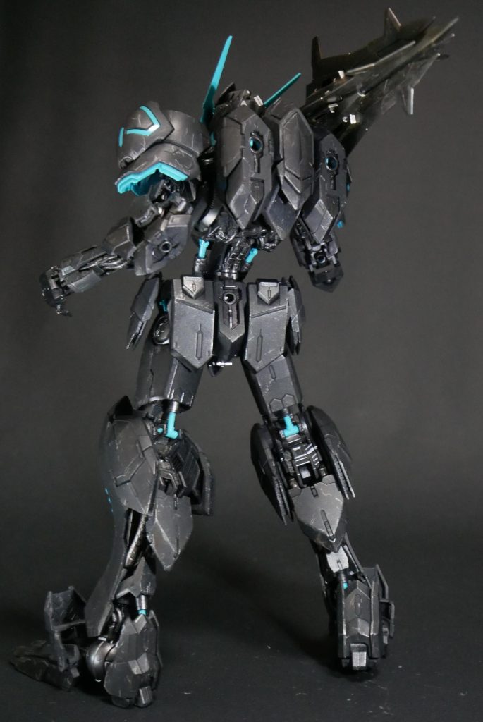 過去作は、マットな感じでよかったんですけど、やはり汚れもバルバトスは似合いますな。相変わらずのウエストの細さ。よく上半身を支えていると感心です。