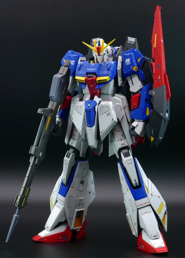 標準武装であるビームライフルとシールド装備