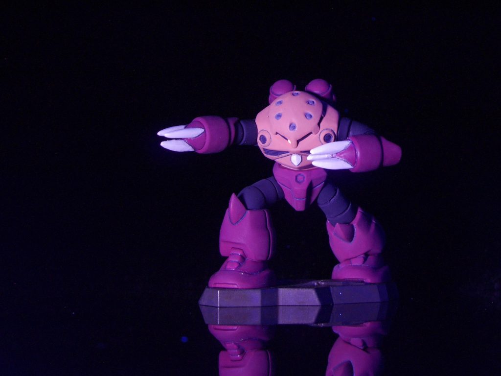 モノアイはぺったんこだったので、削り落として、ラピーテープとレジンで作成し、蛍光塗装して貼り付けました