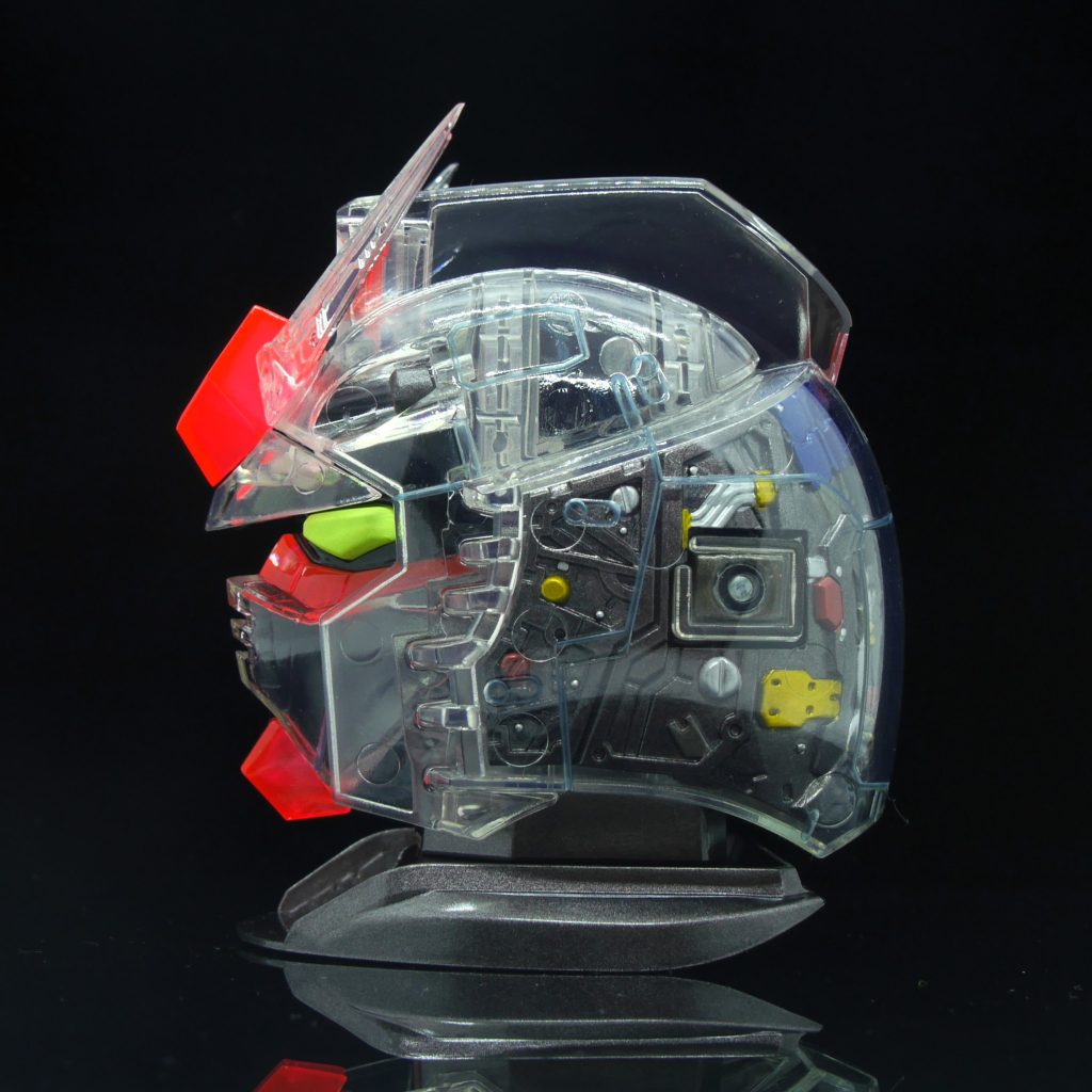 未塗装だと、クリアパーツの表面処理が荒く、全体的に白く曇った感じでしたが、裏表ともに、クリアコートすることで、かなり透明度が上がりました(gundam-kao6)