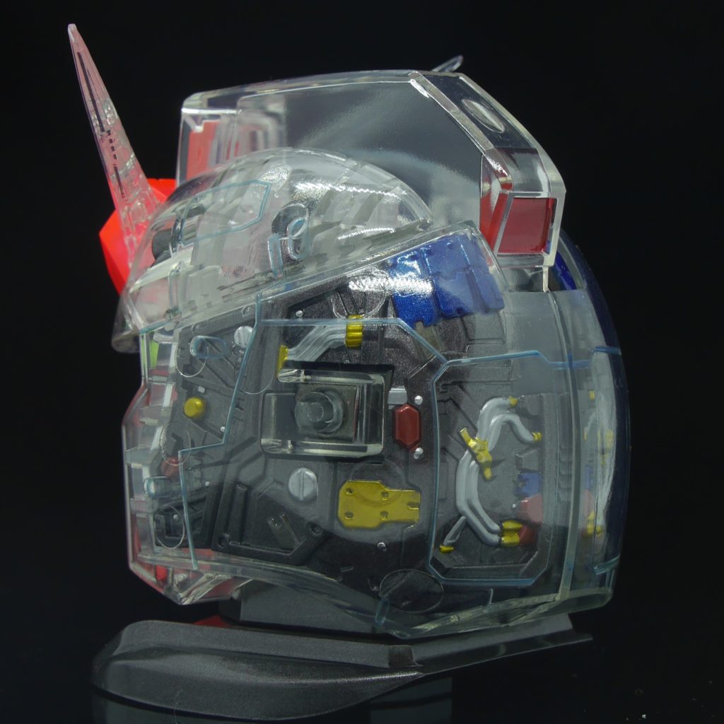 大して透けないと思って内部は少ししか塗装しませんでしたが、丸見えですね(gundam-kao5)