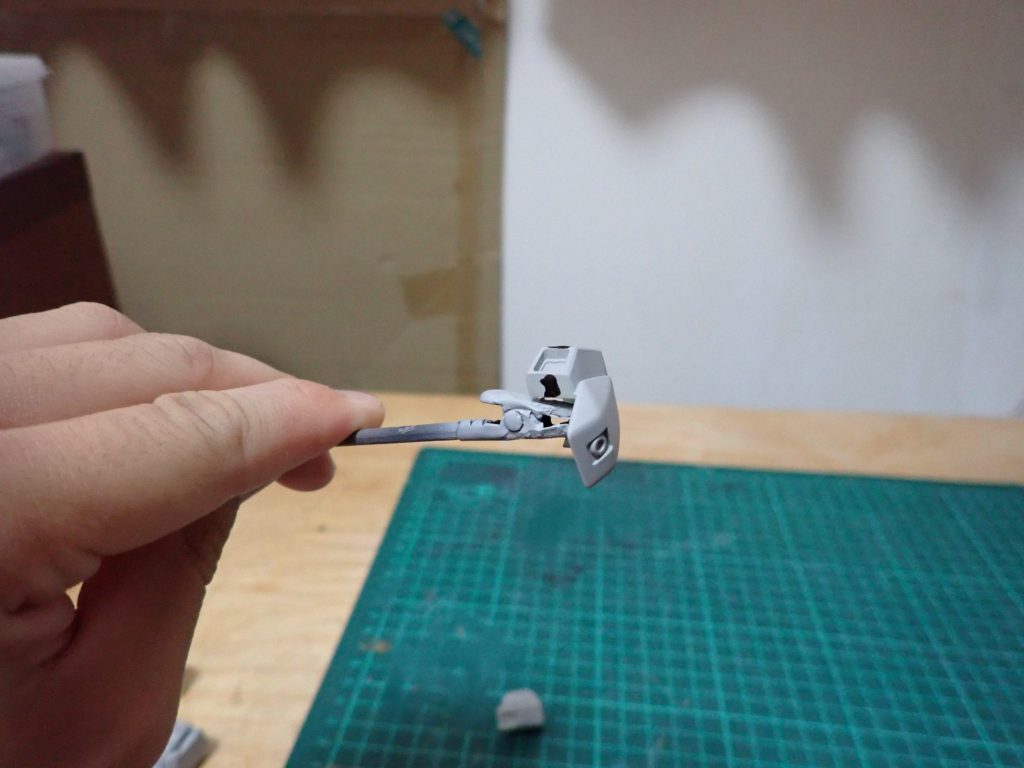 肩の合わせ目は、片側を切断して、後で接着