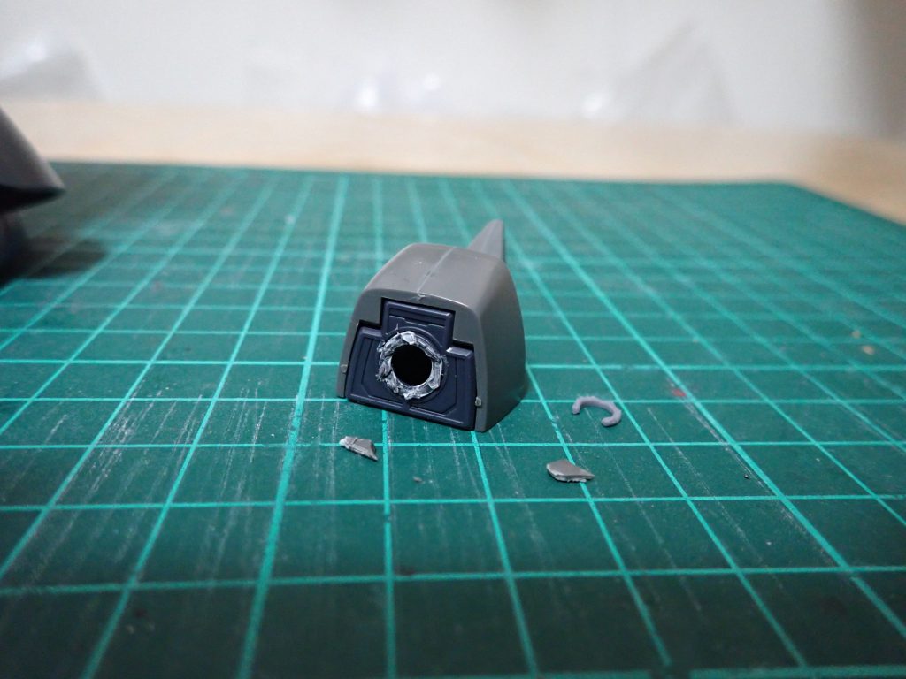 回りを削って、胴体に近くにしています。